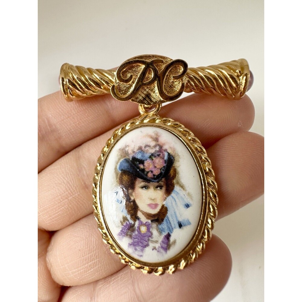 Vintage AVON 1996-97 Presidents Club RC Oval Dangle Picture Cameo Brooch Pin